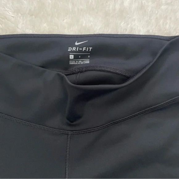 Nike dry fit women’s black capri leggings - Picture 5 of 6
